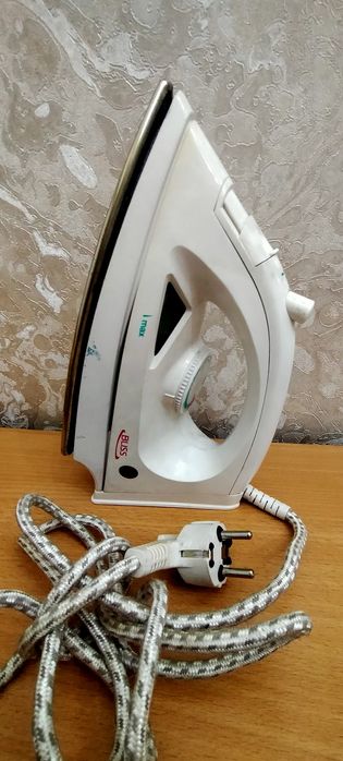 УТЮГ BLISS белый ,красивый