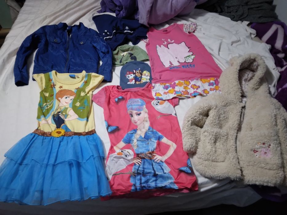 Vând hăinuțe pentru copiii 4-14 ani