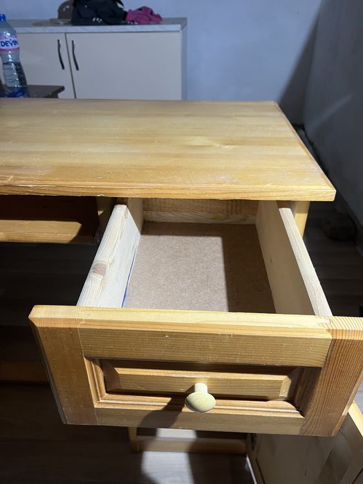 Продавам два броя бюра