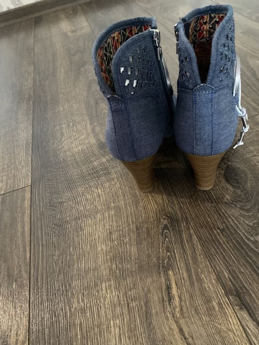 Botine rosii si bleu