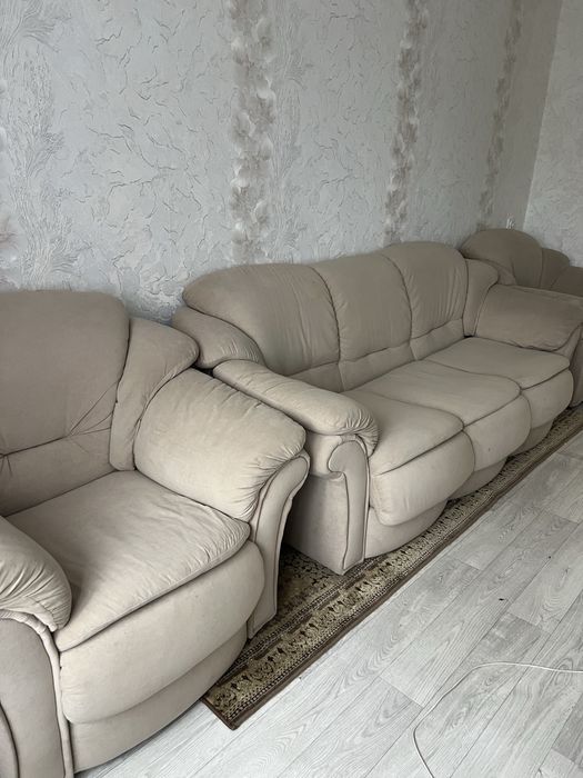 Продам диван два кресла.