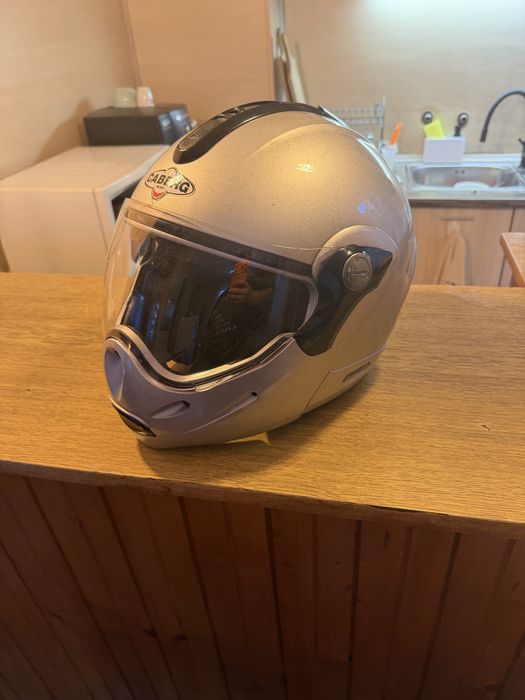 Продавам каска CABERG