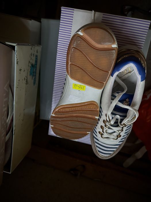 Чисто нови дамски обувки