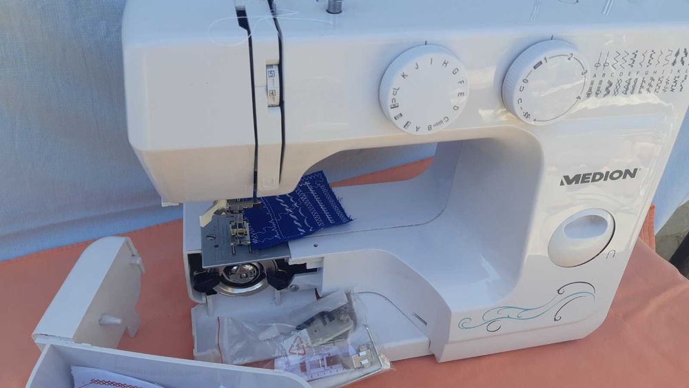 Mașină de cusut electromecanică