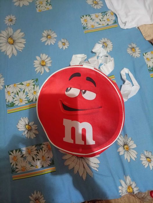 vand geanta m&ms culoare rosie