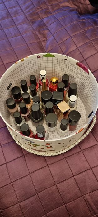 Tot ce se vede in poze - 30 oje și cutie cu capac