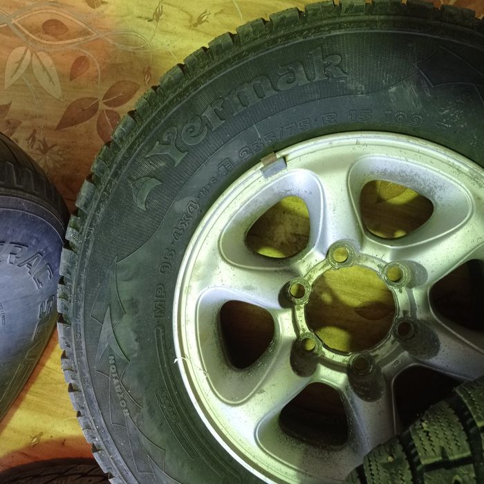 Резина 235/75 r15. Б/у, зимняя