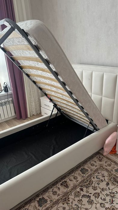 Кровать с матрасом