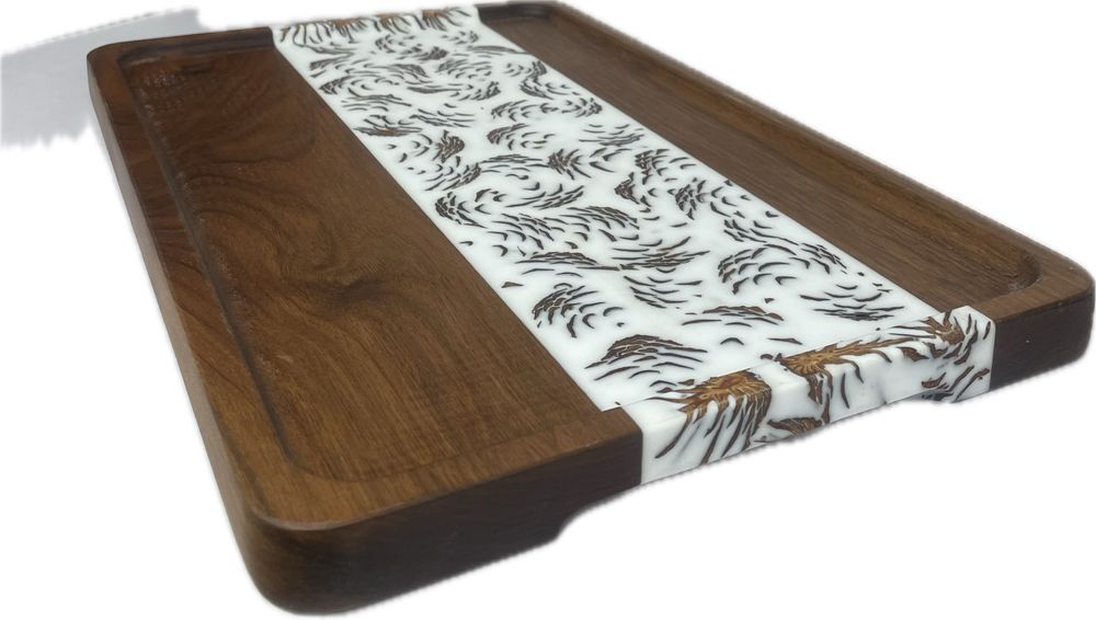 Дървена поднос от орех и епоксидна смола с шишарки