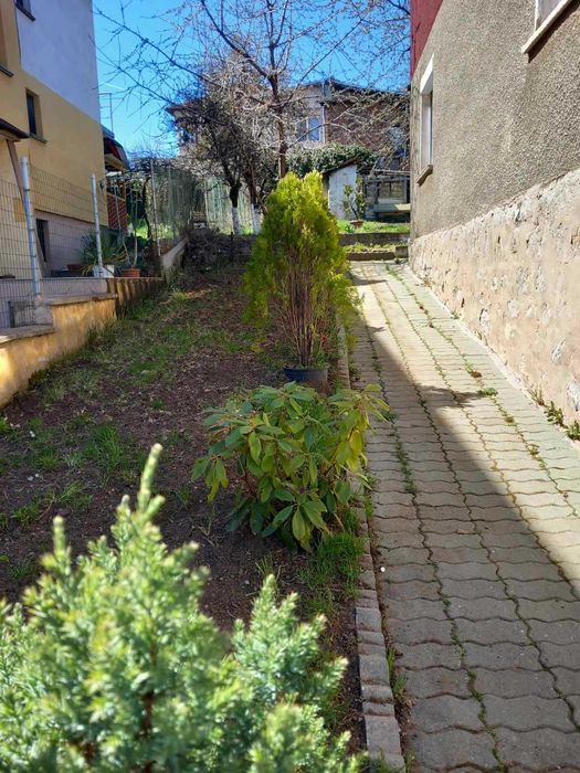 Продавам двуетажна къща в гр. Перник кв. Ралица