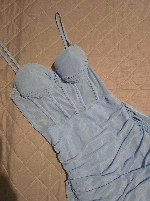 Рокля и дамско обувки на ток