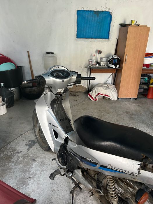 Vând Honda innova 125