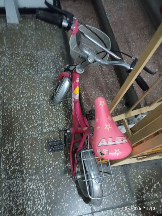 Vand 2 biciclete copii 3-6 ani cea mica si 6-10 ani cea mare.