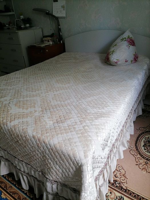 Кровать двуспальная с матрасом
