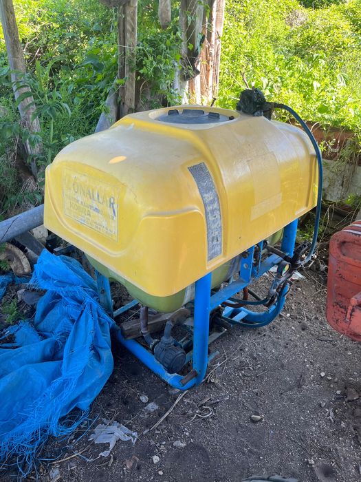 Трактор Беларус с документи в движение. С инвентар