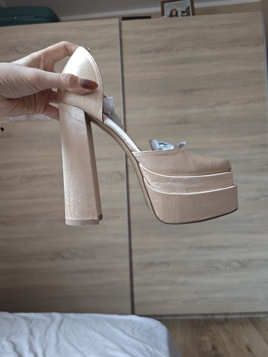 НОВИ обувки на висок ток