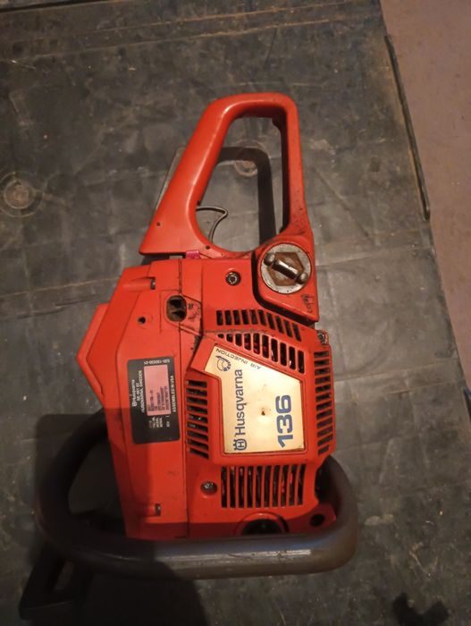 Vând Husqvarna 136