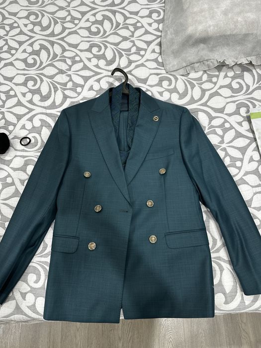 Продаётся Зелёный классический костюм