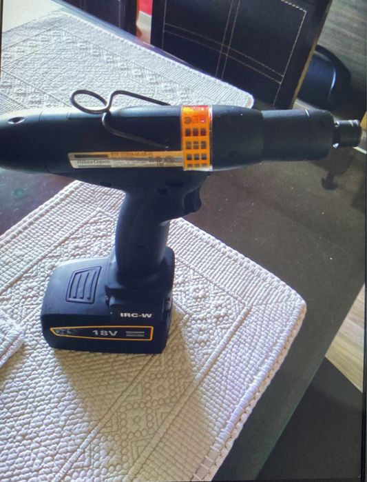 Продавам зарядно с две батерии с голяма и малка на Atlas Copco