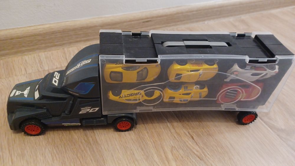 Trailer cu 12 masinute