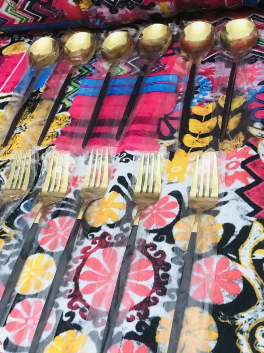 NOU - Set tacâmuri 24 piese, stil portughez, auriu-negru