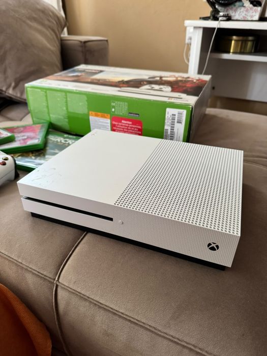 se vinde Xbox One S 1TB