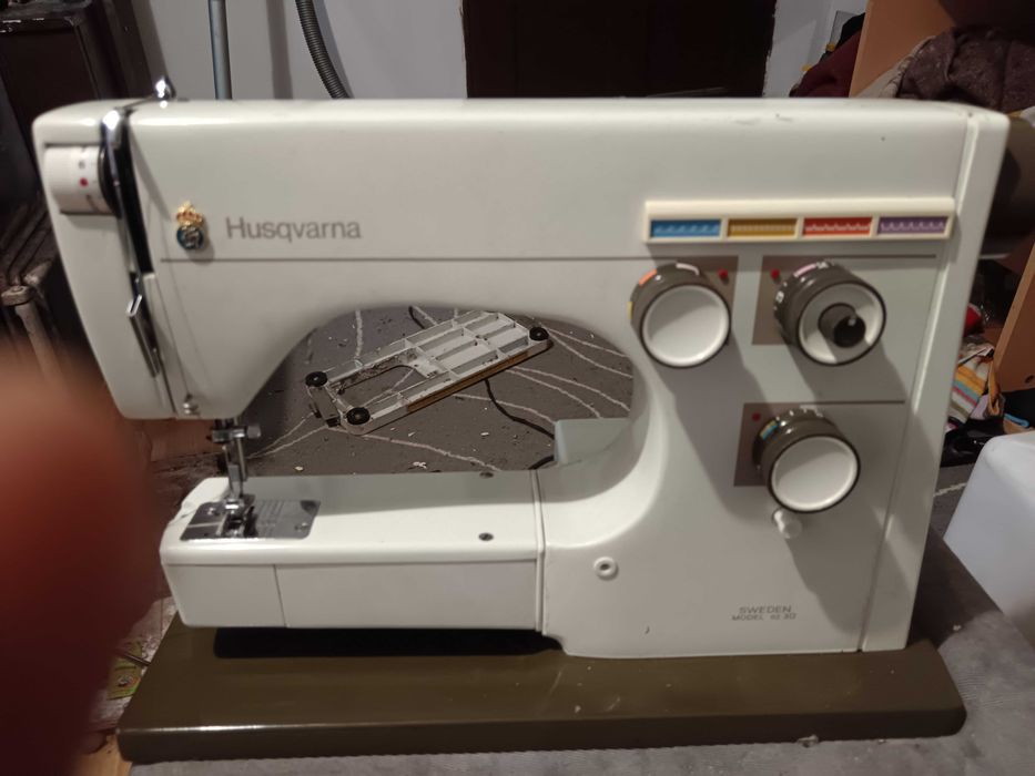 Домашна масивна шевна машина Хускварна.