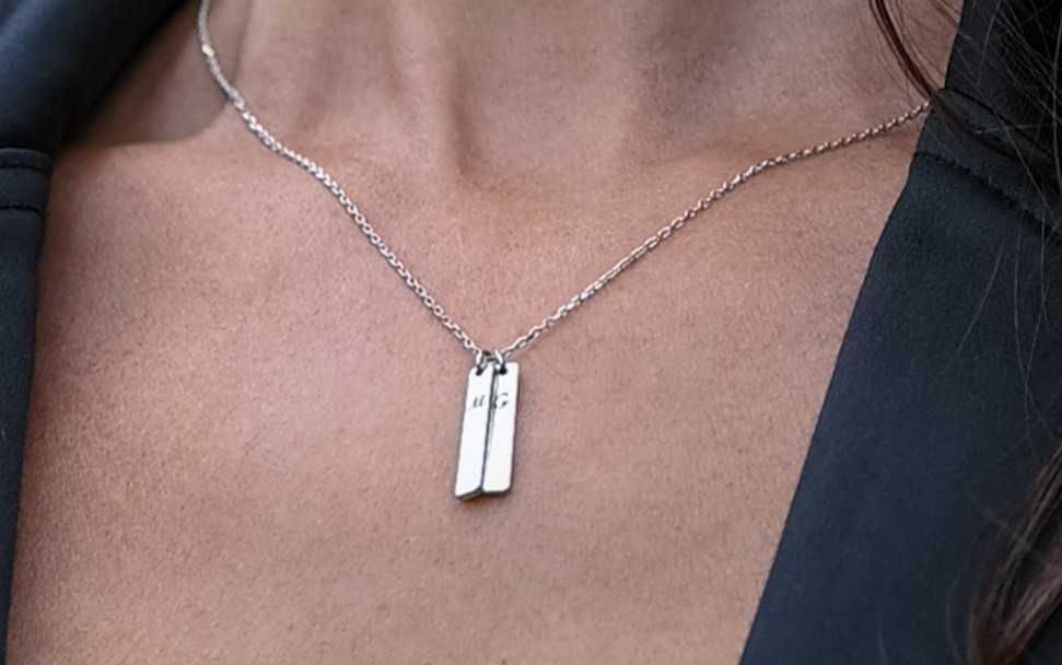 Персонализирано колие, сребърно колие с инициали и дата на близки