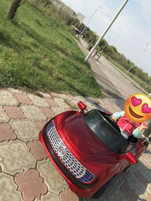 Продам машинку на акумляторе в хорошем состояние