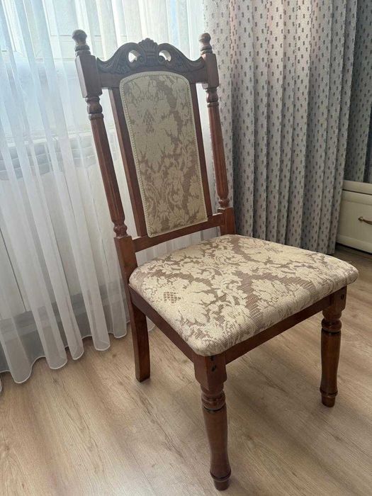 Деревянный стул с мягкой обивкой и резной спинкой