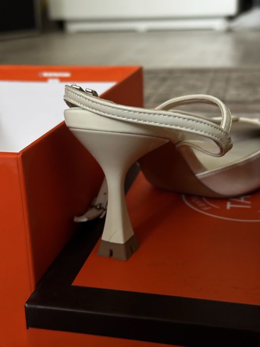 Стильные белые туфли