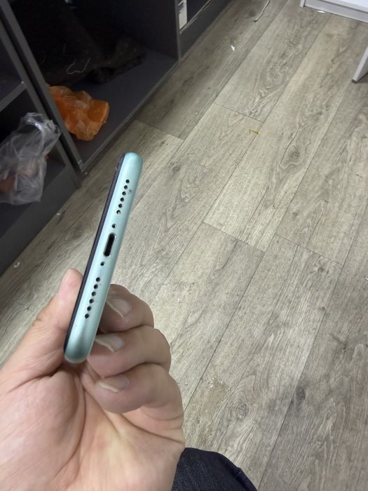 Продам Айфон 11. Кнопка включение не работает.