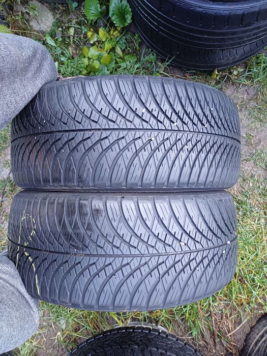 Vând 2 anvelope de iarna 225 45 r17 YOKOHAMA foarte bune