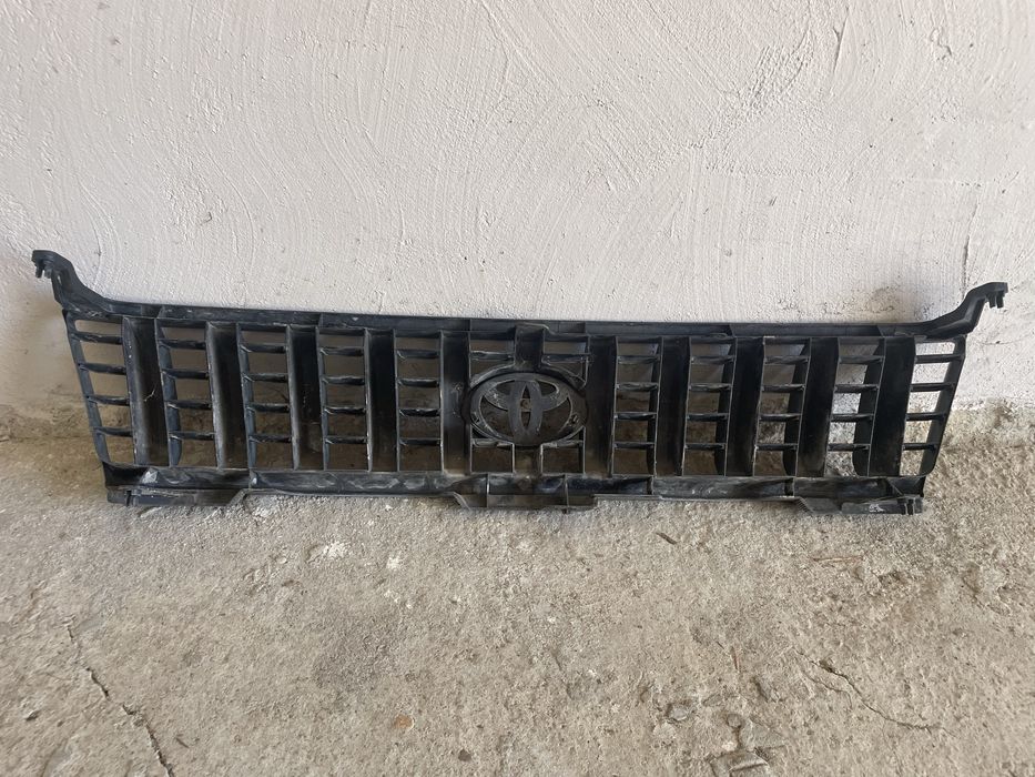 Продавам решетка за Toyota Land Cruiser 90/95