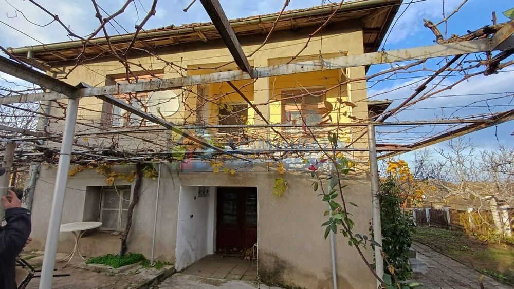 Здрава къща, с голям двор в с. Велика!