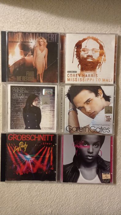 CD диски с музыкой разных направлений.