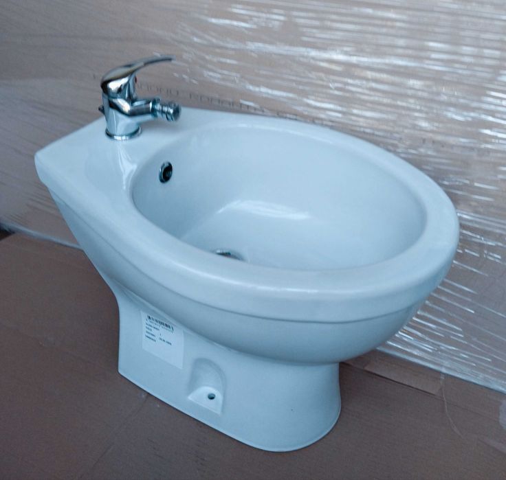 Bideu nou vas complet echipat cu baterie racorduri și scurgere pentru baie moderna sanitare de calitate Set