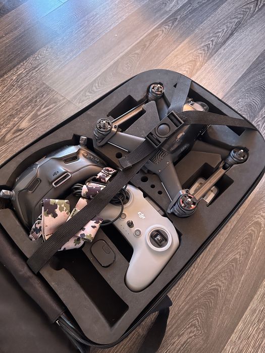 Продавам дрон DJI FPV с МНОГО аксесоари