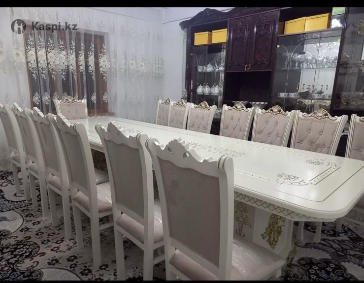 Стол со стульями