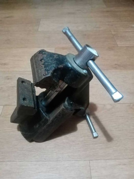 Продам тиски настольные СССР.