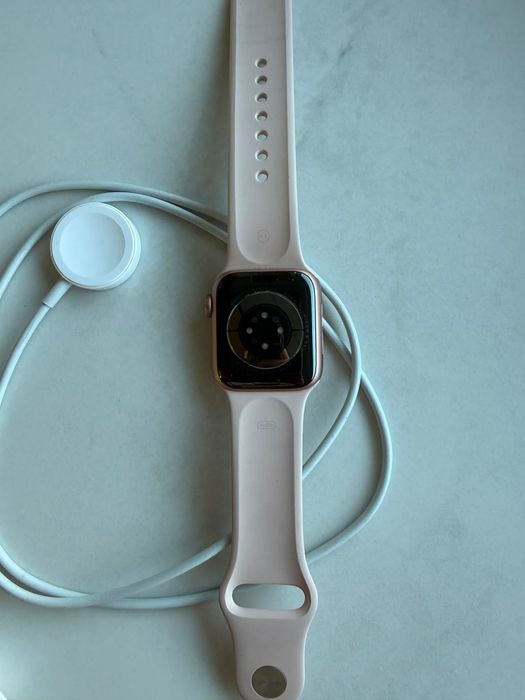 Часовник Apple Watch SE
