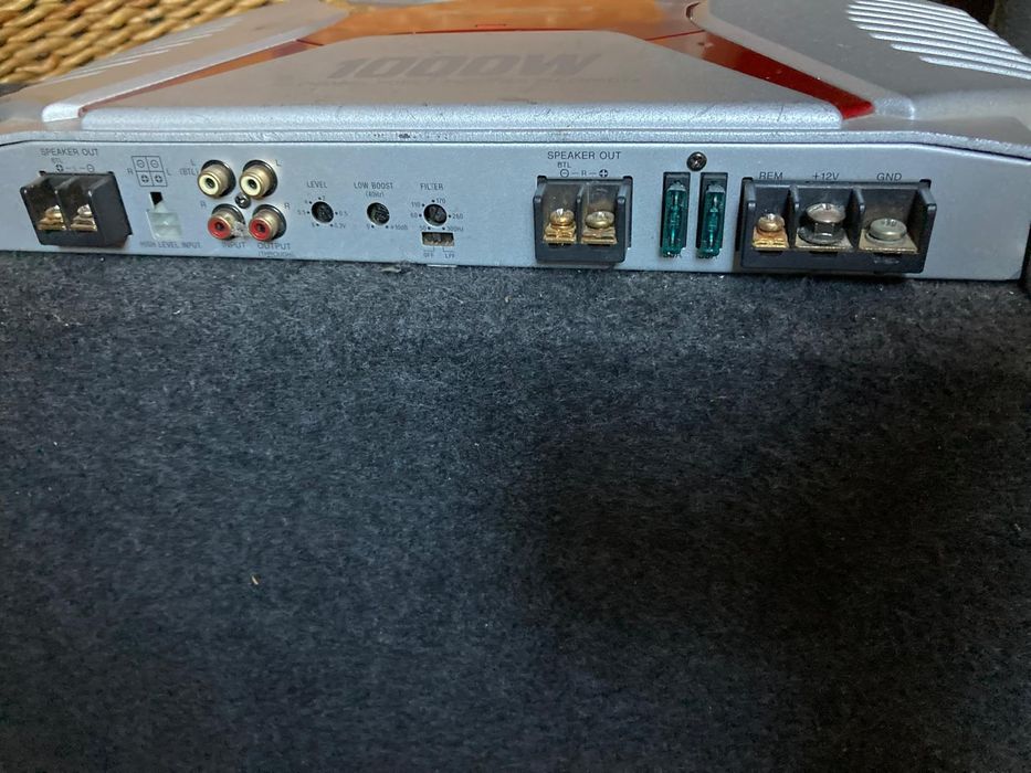 Subwoofer JBL si stație