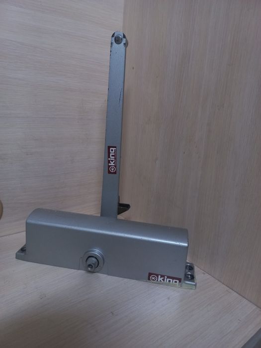 Дверной доводчик