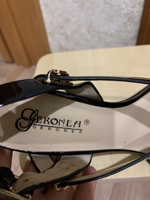 Продам женские босоножки