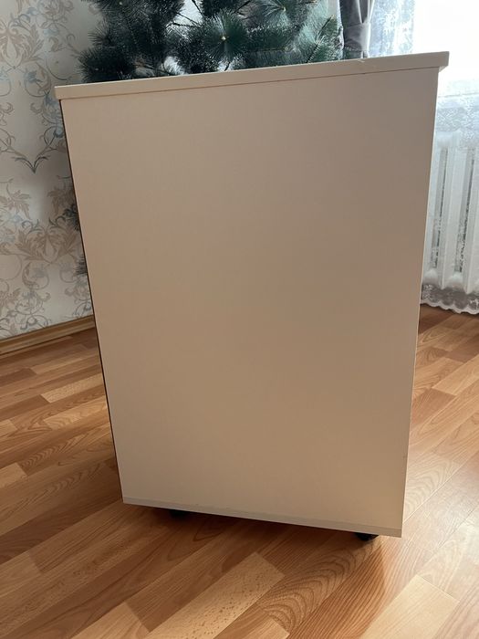 Продам тумбу на колесах !