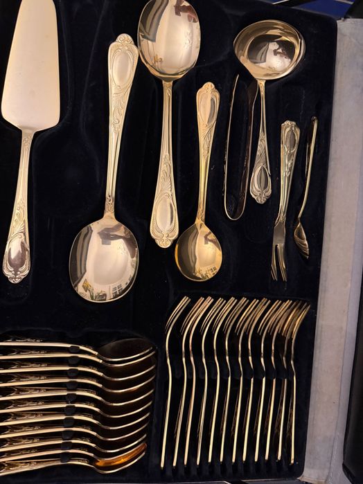 Комплект позлатени прибори в куфар SBS черен куфар