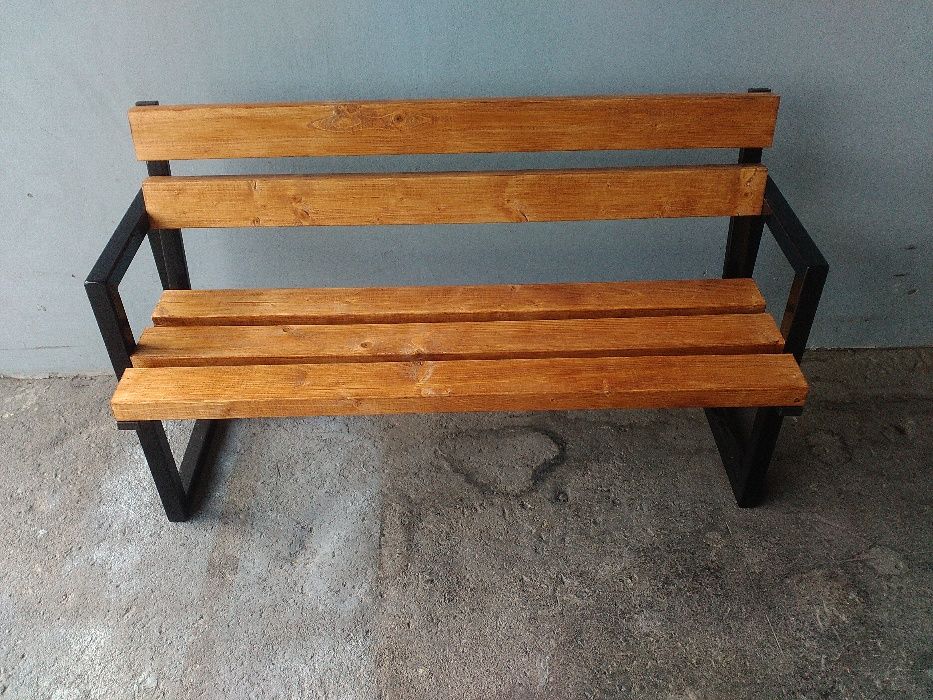 Градинска пейка с подлакътници