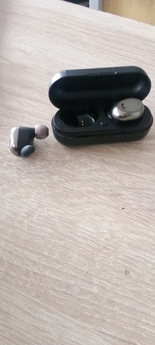 Rangi qora eshitishga qulay boʻlgan airpods