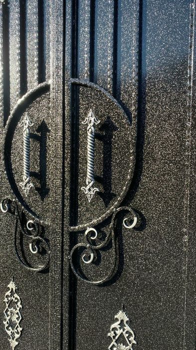 покраска ворот дверей