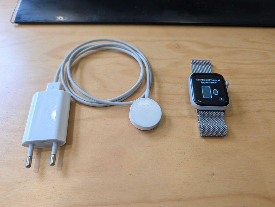 iWatch 4 40mm + оригинално зарядно и кабел
